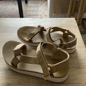Teva sandals size 6
